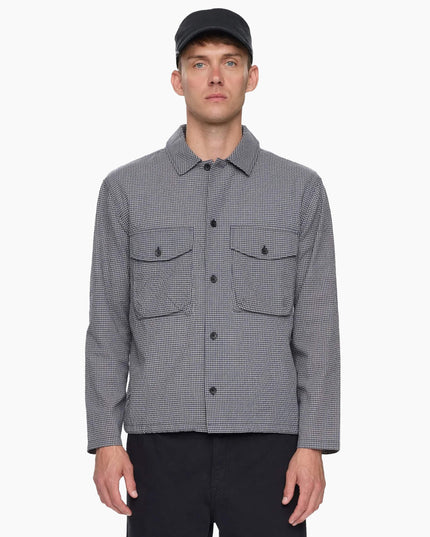Anerkjendt AKOTTO Check Overshirt Sky Captain, offen als Layer über T-Shirt getragen