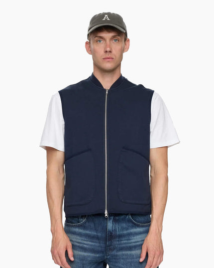 Anerkjendt AKROBIN Sweat Gilet Sky Captain, getragen als Layer über Hemd, Lifestyle