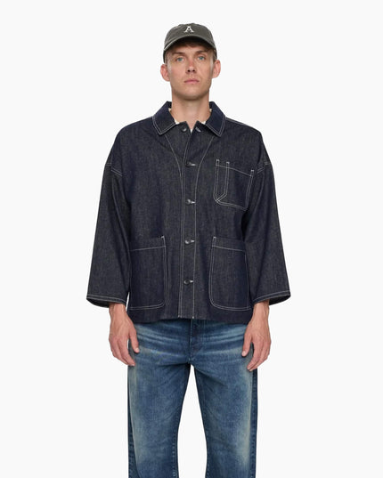 Anerkjendt AKOWEN Denim Overshirt Dark Blue offen als Layer getragen, Lifestyle-Aufnahme
