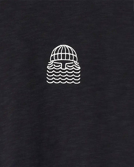 Bask in the Sun Mini to the Sea Tee Carbon, Daniela-Garreton-Kooperation getragen, Lifestyle Made in Portugal