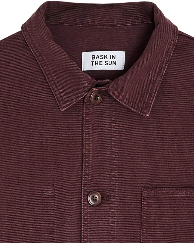 Bask in the Sun Wine Sergi Jacket, kontrastierender Knopf Nahaufnahme, GOTS Sergé Twill Textur