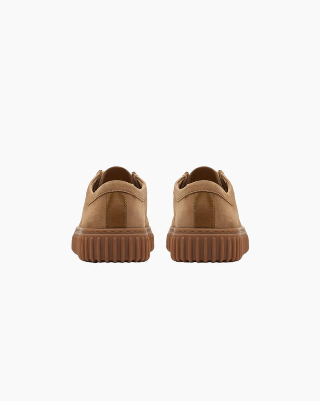 Clarks Torhill Lo Dunkles Sand-Wildleder Rückansicht, Clarks und Torhill Markenlogo eingeprägt