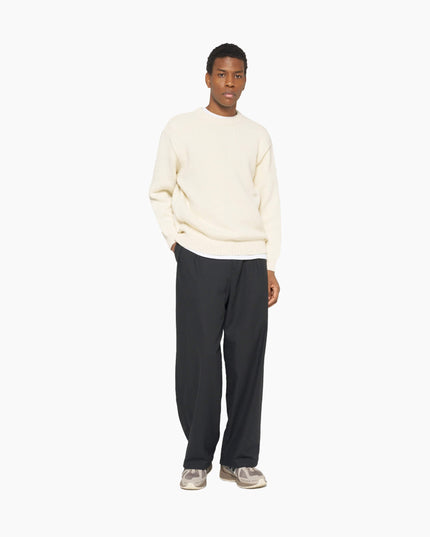 Edwin Ellis Hibiki Sweater Off White Baltic, Lifestyle-Frontansicht Boxy Fit, 80% Fine Wool Heavy Knit