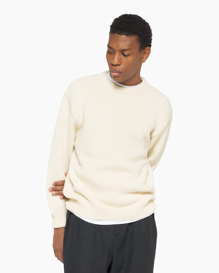 Edwin Ellis Hibiki Sweater Off White Baltic, Lifestyle-Seitenansicht Boxy Fit, Fine Wool Winterpullover