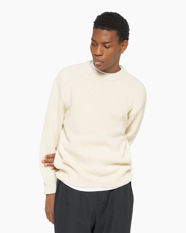 Edwin Ellis Hibiki Sweater Off White Baltic, Lifestyle-Seitenansicht Boxy Fit, Fine Wool Winterpullover