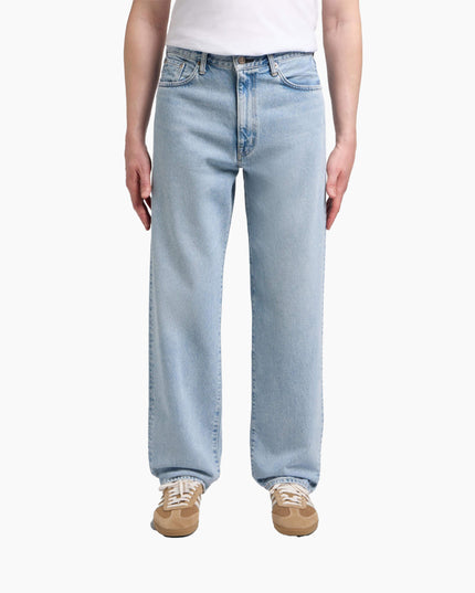 Edwin Loose Jeans Blau Light Used, Lifestyle-Frontansicht Loose Fit, Kaihara Pure Indigo Denim Made in Japan