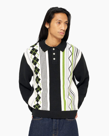 Edwin Tulla Pollo Schwarz, Lifestyle-Frontansicht Boxy Fit, Knit Jersey Strick-Polo Button-down-Kragen