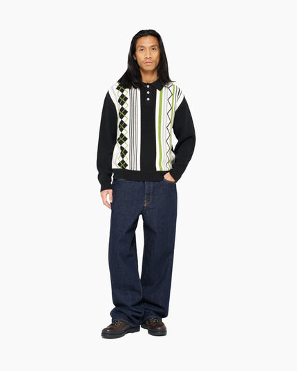 Edwin Tulla Pollo Schwarz, Lifestyle-Frontansicht Boxy Fit, Knit Jersey Strick-Polo Button-down-Kragen. Komplettes Fit