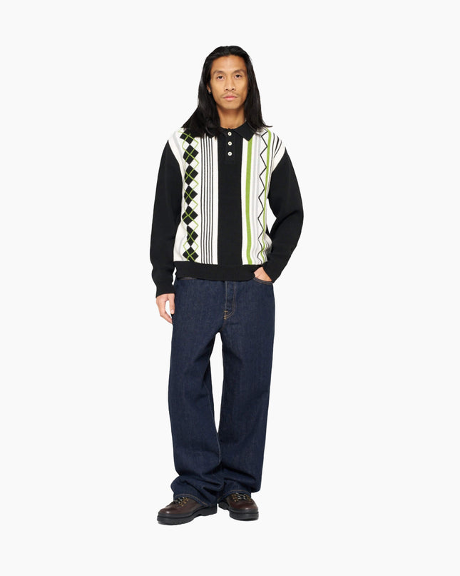 Edwin Tulla Pollo Schwarz, Lifestyle-Frontansicht Boxy Fit, Knit Jersey Strick-Polo Button-down-Kragen. Komplettes Fit