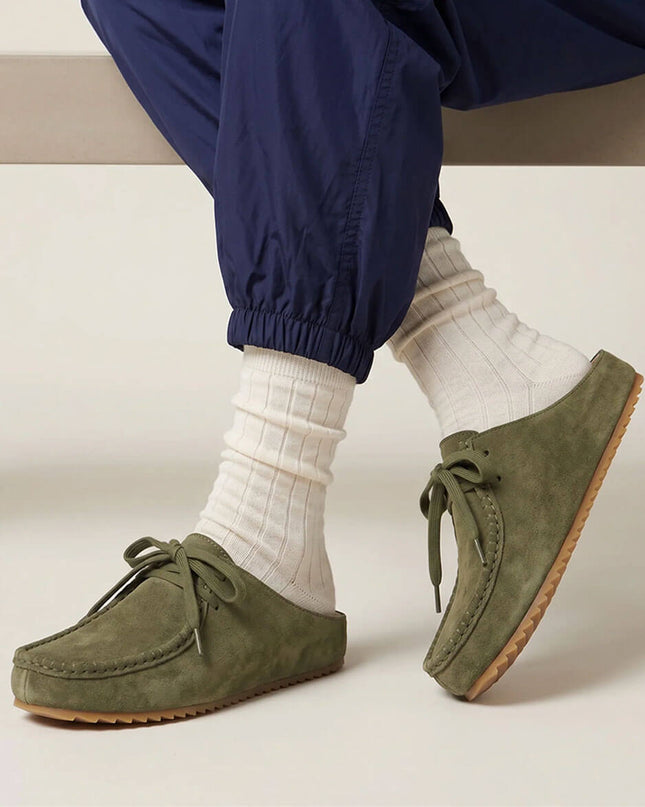 Good News Kindlin Khaki getragen als Alltags-Mule, Lifestyle-Aufnahme warmer Erdton