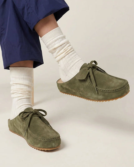 Good News Kindlin Khaki getragen als Alltags-Mule, Lifestyle-Aufnahme 
