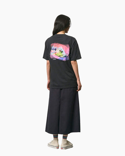 Gramicci Bass T-Shirt Vintage Schwarz, Modell Rückenansicht mit schwarzem Rock, Bass-Grafik-Aufdruck