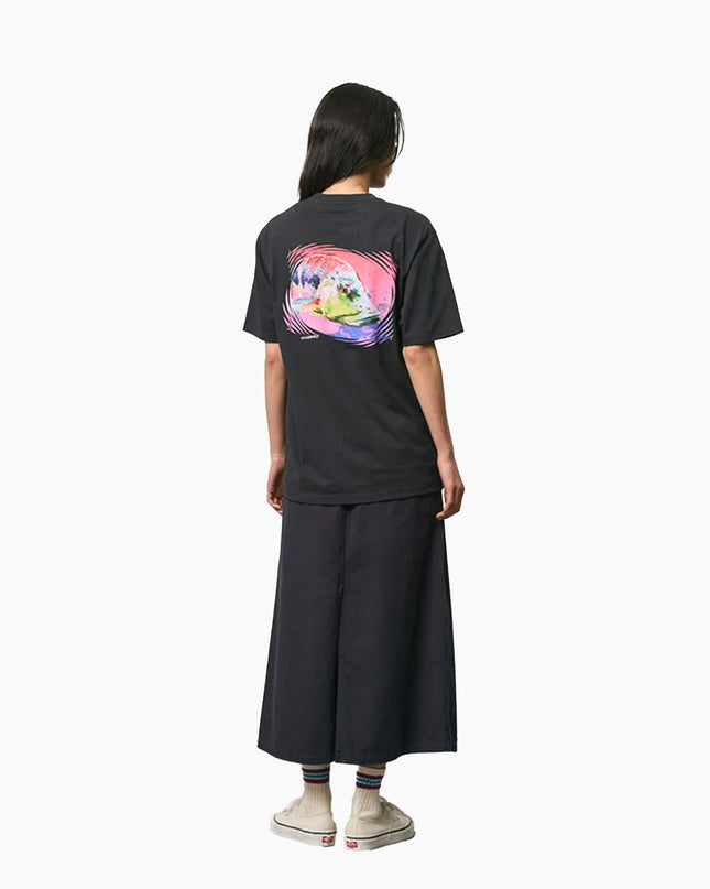 Gramicci Bass T-Shirt Vintage Schwarz, Modell Rückenansicht mit schwarzem Rock, Bass-Grafik-Aufdruck