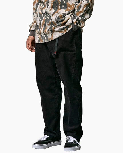Gramicci Cord-Hose Schwarz, Modell Frontansicht mit brauner Weste, Loose Tapered Fit Corduroy