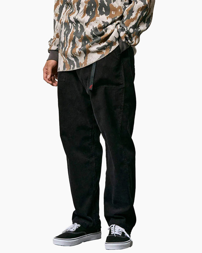 Gramicci Cord-Hose Schwarz, Modell Frontansicht mit brauner Weste, Loose Tapered Fit Corduroy