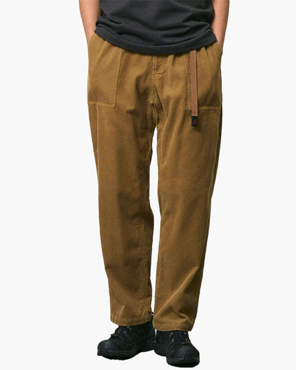 Gramicci Cord-Hose Sandbeige, Modell Frontansicht mit schwarzen T-Shirt, Loose Tapered Fit Corduroy
