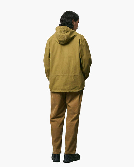 Gramicci Cord-Hose Sandbeige, Modell Rückenansicht mit olivgrüner Jacke, hintere Einschubtaschen Tan