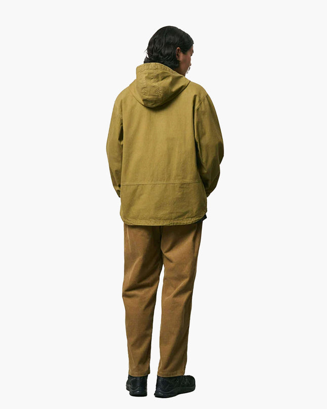 Gramicci Cord-Hose Sandbeige, Modell Rückenansicht mit olivgrüner Jacke, hintere Einschubtaschen Tan