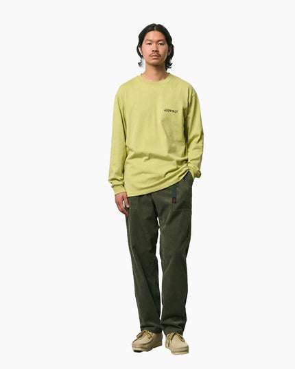 Gramicci Cord-Hose Olivgrün gedämpft, Modell Frontansicht mit limonengrünem Hemd, Loose Tapered Fit