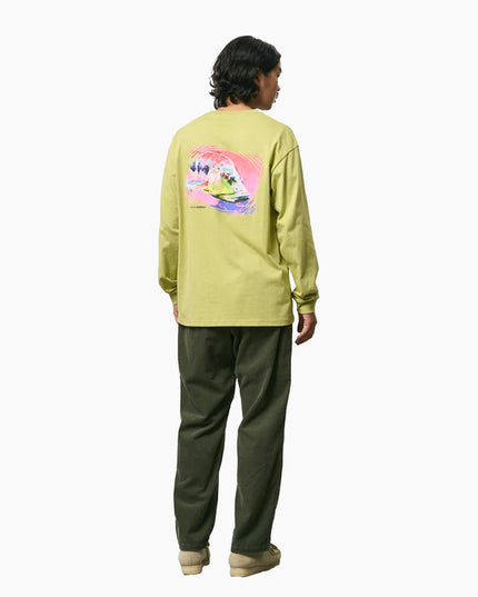 Gramicci Cord-Hose Olivgrün gedämpft, Modell Rückansicht mit limonengrünem Hemd, Loose Tapered Fit
