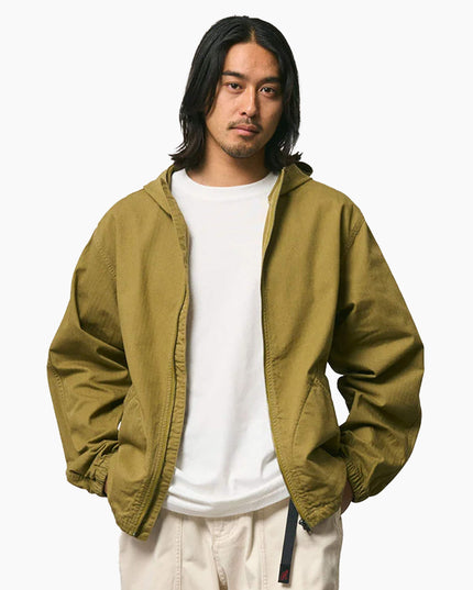 Gramicci Kapuzenjacke Olivgrün, Modell Frontansicht Relaxed Fit, Fischgrat-Twill Reißverschluss