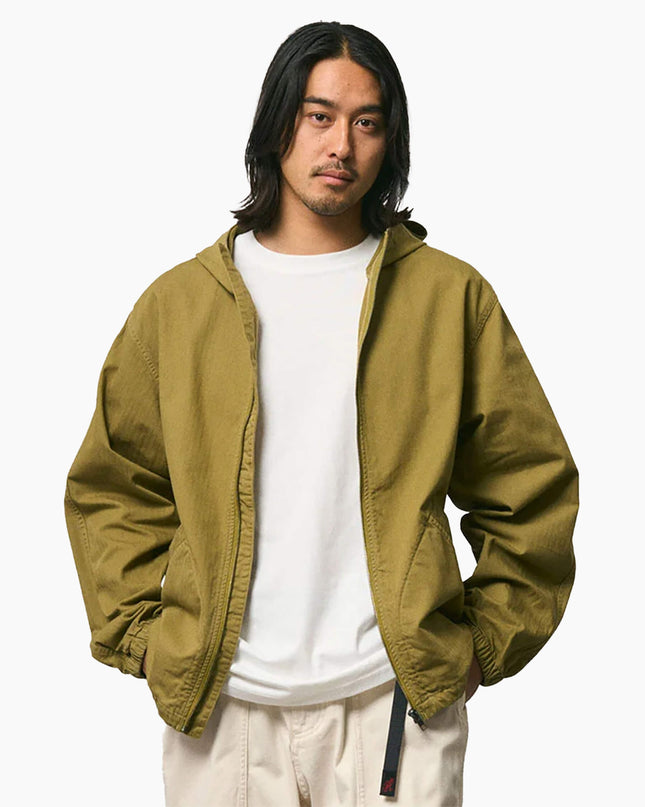 Gramicci Kapuzenjacke Olivgrün, Modell Frontansicht Relaxed Fit, Fischgrat-Twill Reißverschluss