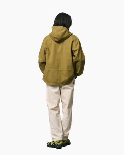Gramicci Fischgrat-Kapuzenjacke Olivgrün, Modell Rückenansicht, Herringbone-Twill Baumwolle FW26