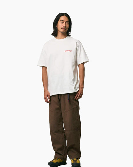Gramicci Joker T-Shirt Weiß, Modell Frontansicht mit brauner Hose, Gramicci Dry Touch Regular Fit