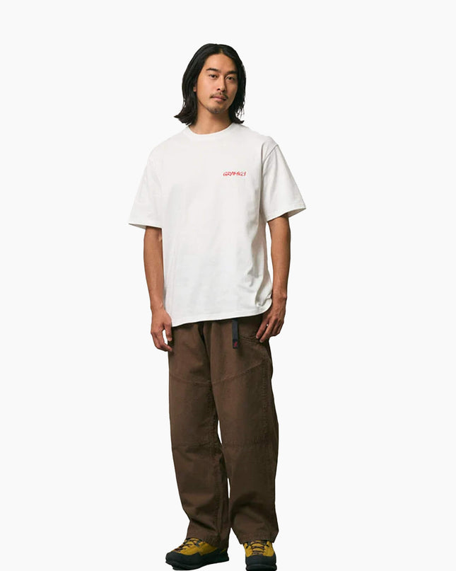 Gramicci Joker T-Shirt Weiß, Modell Frontansicht mit brauner Hose, Gramicci Dry Touch Regular Fit