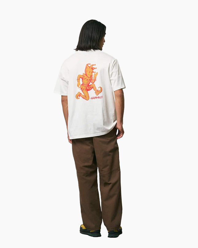 Gramicci Joker T-Shirt Weiß, Modell Rückenansicht mit brauner Hose, Narren-Aufdruck orange Gramicci FW26