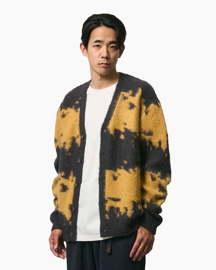 Gramicci Mohair Splatter Cardigan Safrangelb, Modell Frontansicht Relaxed Fit, Gramicci FW26