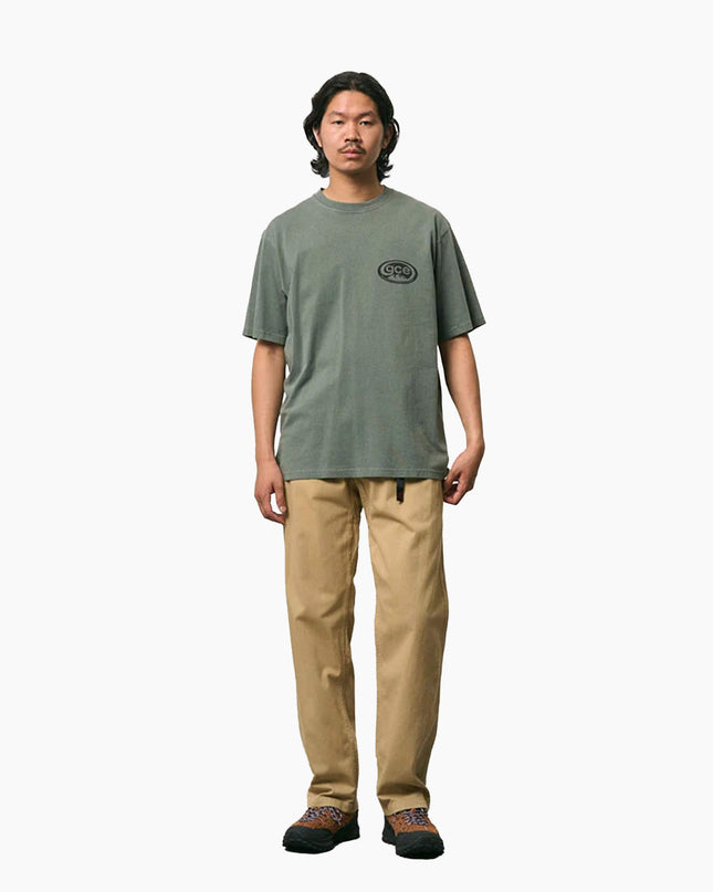 Gramicci Pant Khaki, Modell Frontansicht Relaxed Fit Low Rise, Original Gramicci Kletterhose Chino