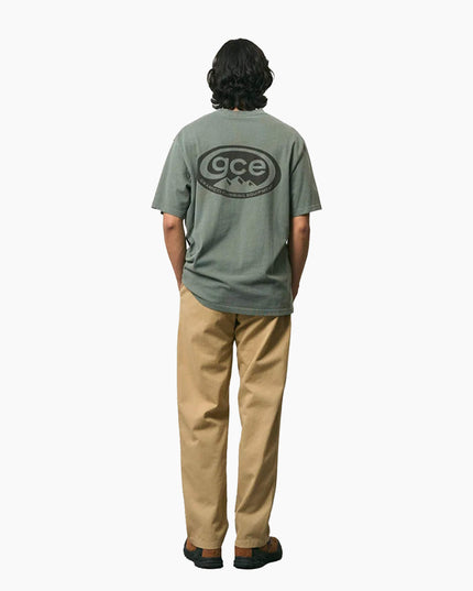 Gramicci Pant Khaki, Modell Seitenansicht, Bio-Baumwolle Twill Outdoor Kletterhose Gramicci Chino