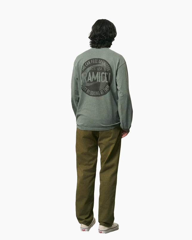 Gramicci Pant Olivgrün, Modell Seitenansicht, Bio-Baumwolle Outdoor Kletterhose Gramicci olivgrün
