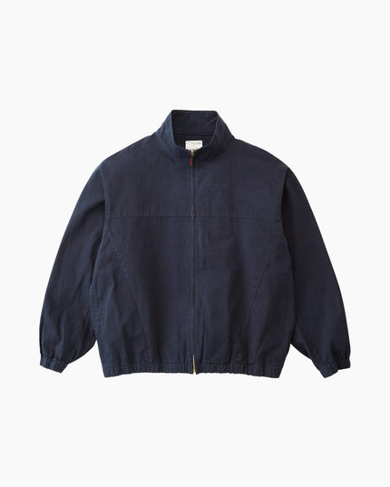 Gramicci Twill-Around Jacket Double Navy, Modell Frontansicht, Organic Cotton Twill Outdoor-JackeGramicci Twill-Around Jacket Double Navy, Standing Collar elastische Bündchen, 100% Organic Cotton Twill