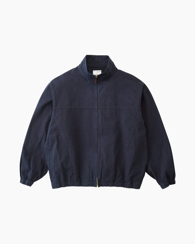 Gramicci Twill-Around Jacket Double Navy, Modell Frontansicht, Organic Cotton Twill Outdoor-JackeGramicci Twill-Around Jacket Double Navy, Standing Collar elastische Bündchen, 100% Organic Cotton Twill
