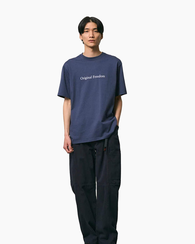 Gramicci Vasen T-Shirt Marineblau, Modell Frontansicht mit schwarzer Hose, Regular Fit Crewneck