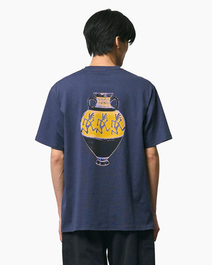 Gramicci Vasen T-Shirt Marineblau, Modell Rückenansicht, Vasendruck Rückseite laufende Figuren Gramicci FW26