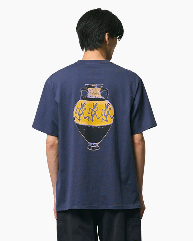 Gramicci Vasen T-Shirt Marineblau, Modell Rückenansicht, Vasendruck Rückseite laufende Figuren Gramicci FW26