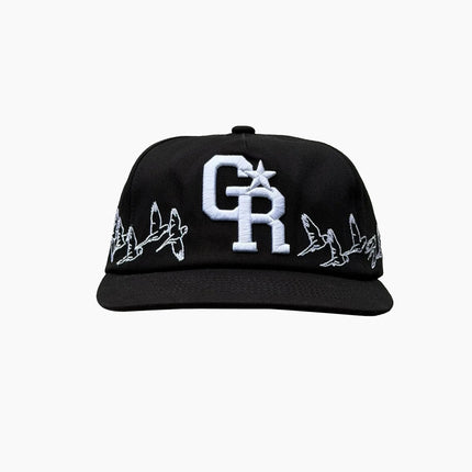 Green Room Pitch Black Birdie Cap Frontansicht, schwarze Snapback Cap weiße Vogel-Stickerei umlaufend, Green Room Headwear schwarz