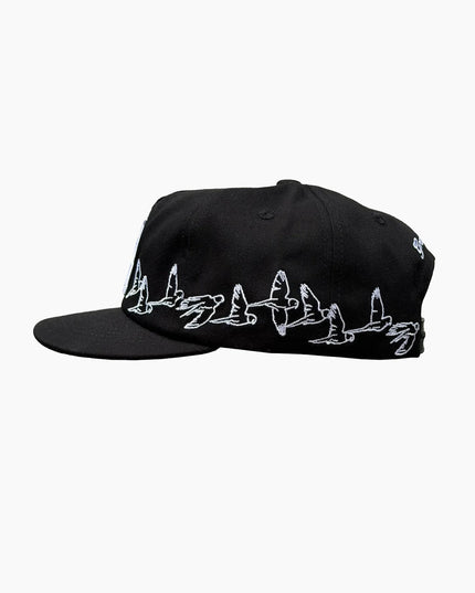 Green Room Pitch Black Birdie Cap zweite Seitenansicht, weiße Vogel-Silhouetten Stickerei Pitch Black Cap, Green Room Headwear