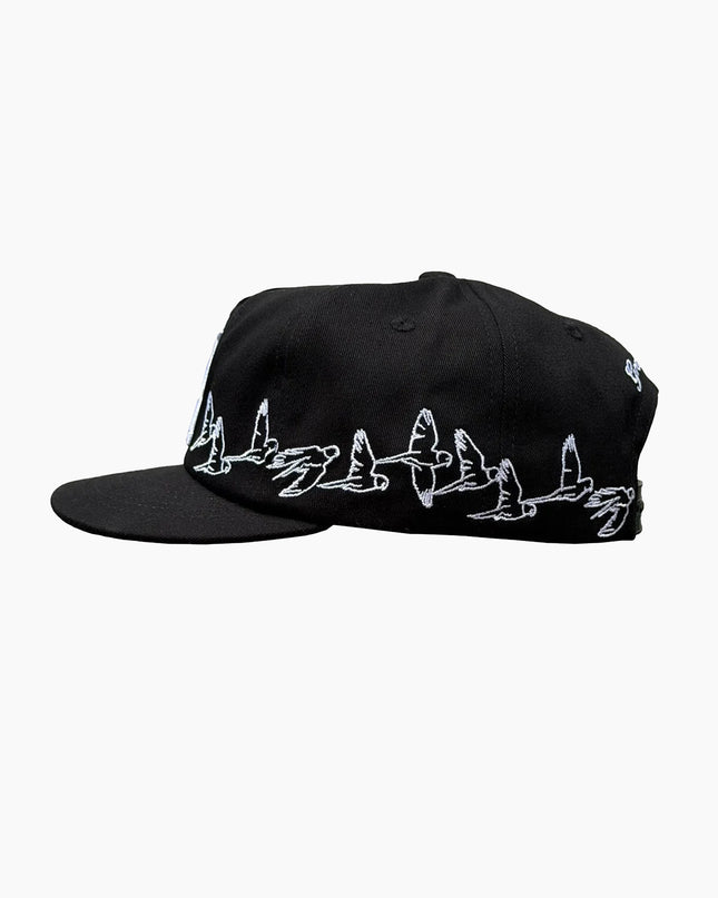 Green Room Pitch Black Birdie Cap zweite Seitenansicht, weiße Vogel-Silhouetten Stickerei Pitch Black Cap, Green Room Headwear