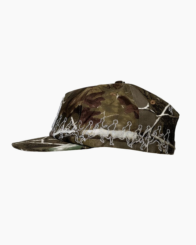 Green Room Realtree Runners Cap linke Seitenansicht, umlaufende weiße Läufer-Stickerei Realtree Camo, Green Room Cap Seitenansicht