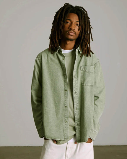 HUF Carson Denim Shirt Olive, Lifestyle-Aufnahme offen getragen, Overdyed Workwear Shirt HUF Worldwide olive