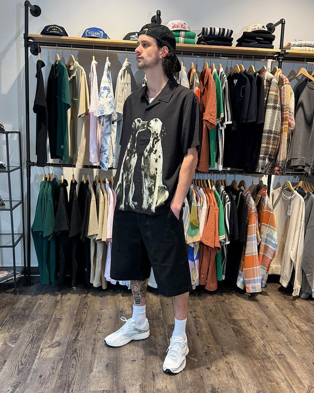HUF Dogged Resort Shirt Schwarz offen getragen über schwarzem T-Shirt, Lifestyle-Aufnahme