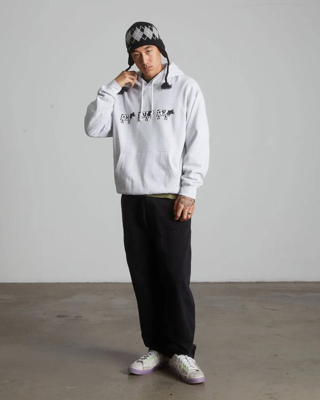HUF Moo Hoodie Heather Grey, Lifestyle-Aufnahme, HUF Kuh-Print Hoodie 330gsm meliert grau Streetwear