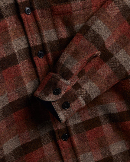 Portuguese Flannel Agripa Wollhemd, Lifestyle-Aufnahme, Premium-Wollhemd Hornknöpfe Vila do Conde Portugal