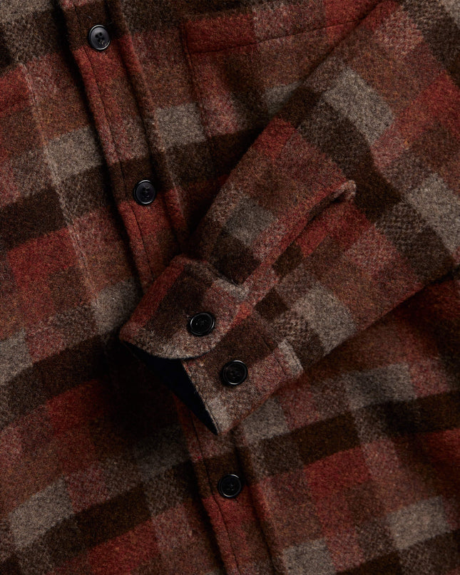 Portuguese Flannel Agripa Wollhemd, Lifestyle-Aufnahme, Premium-Wollhemd Hornknöpfe Vila do Conde Portugal