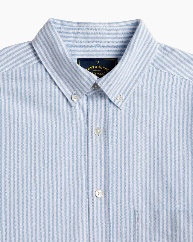 Portuguese Flannel Brushed Oxford Stripe Hellblau, Lifestyle Detailaufnahme, Perlmuttknöpfe Brushed Oxford hellblau Herren
