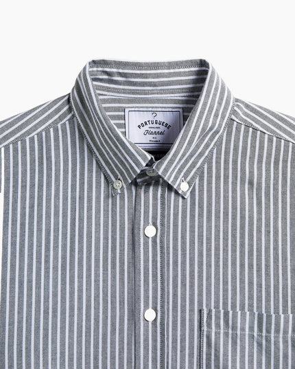 Portuguese Flannel Brushed Oxford Stripe Schwarz, Lifestyle Detailaufnahme, Perlmuttknöpfe Brushed Oxford schwarz Herren